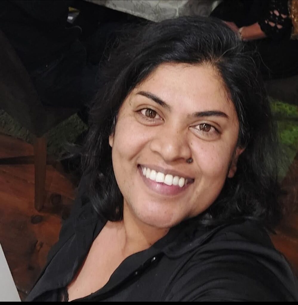 Shirley Sorabally magnétiseuse souriant