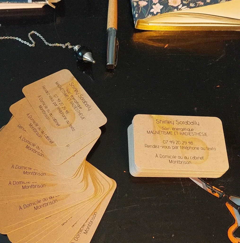 Espace de travail de Shirley à Montbrison avec ses cartes.